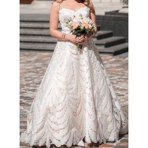 Gorgeous Wedding dress size 6 ivory/white leaves